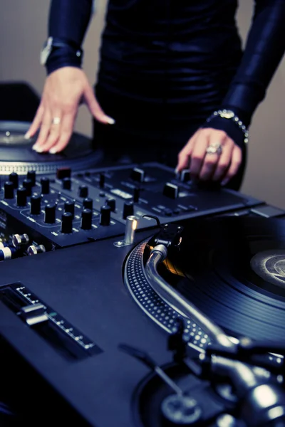 Női rnb DJ lemezjátszó játszani — Stock Fotó