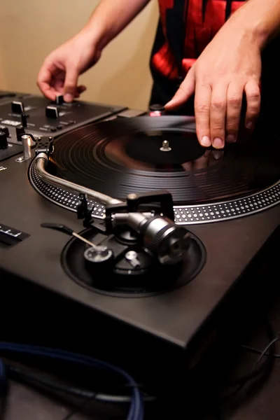 Hip-Hop-DJ zerkratzt das Vinyl — Stockfoto