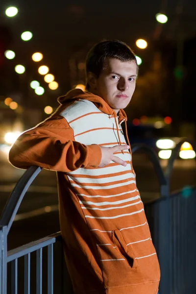 Genç uyuşturucu satıcısı, gece — Stok fotoğraf
