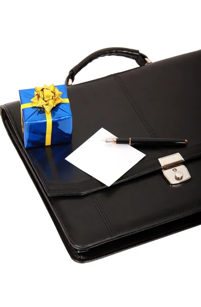Черный портфель и подарок — стоковое фото