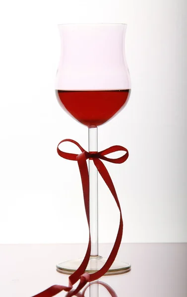 赤の弓とワイングラス — ストック写真