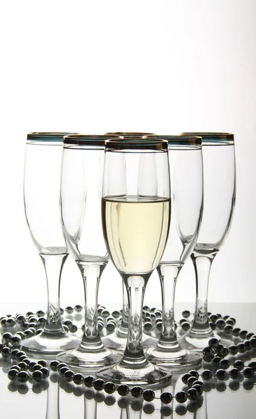 Copos de vinho na mesa de espelho — Fotografia de Stock
