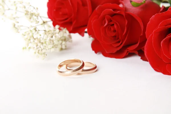 Rosas e anel de casamento — Fotografia de Stock