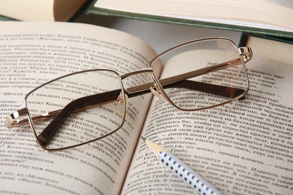 Spectacles sur livre — Photo
