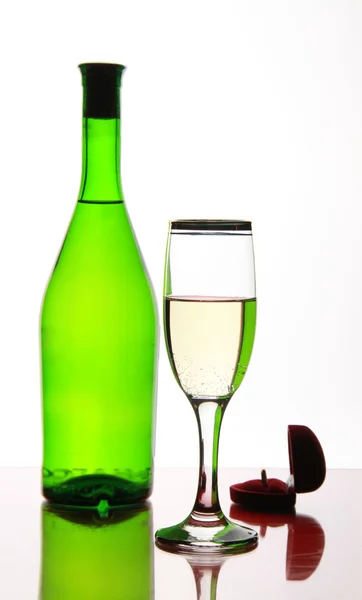 Cálices com champaign e presente — Fotografia de Stock
