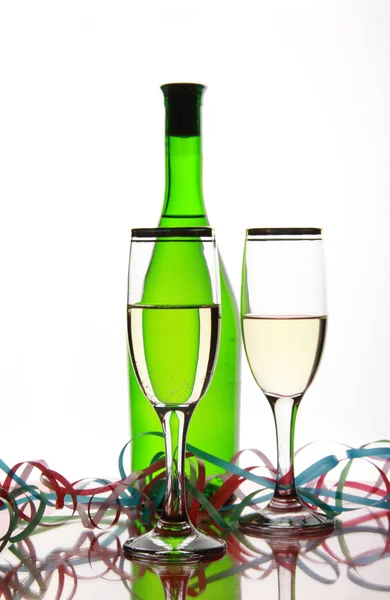Şişe şarap ve kadehler — Stok fotoğraf