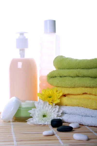 Produkty do kąpieli i kwiaty — Zdjęcie stockowe