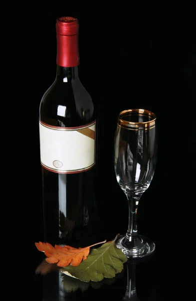 Şişe kırmızı şarap ile boş etiket — Stok fotoğraf