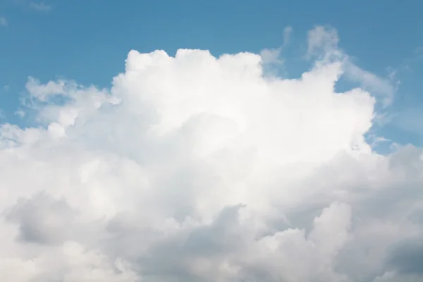 De grote witte wolk — Stockfoto