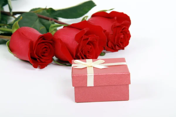 Red roses and gift — Stock Photo, Image