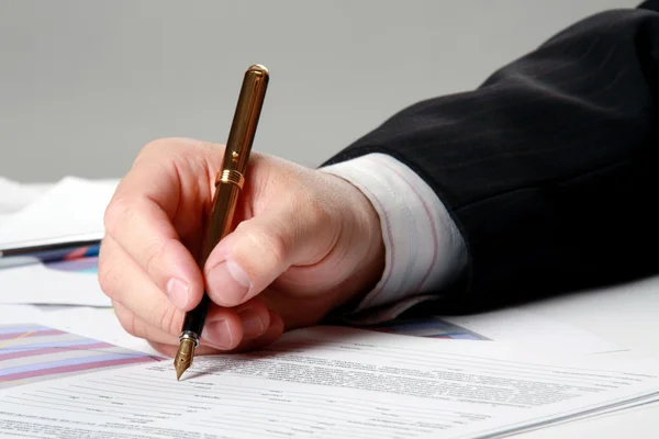 Mão masculina está escrevendo no documento — Fotografia de Stock