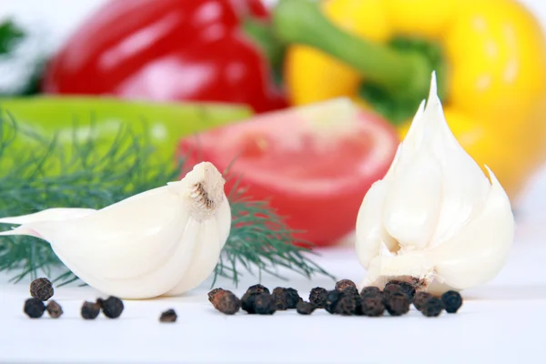 Fresh young garlic against vegetable — Stock Photo, Image