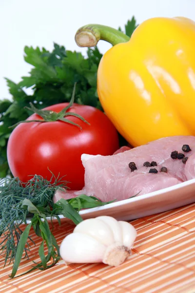 Maso a čerstvou zeleninou — Stock fotografie
