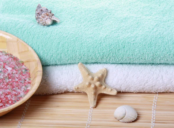 Montón de toallas suaves con estrellas de mar —  Fotos de Stock