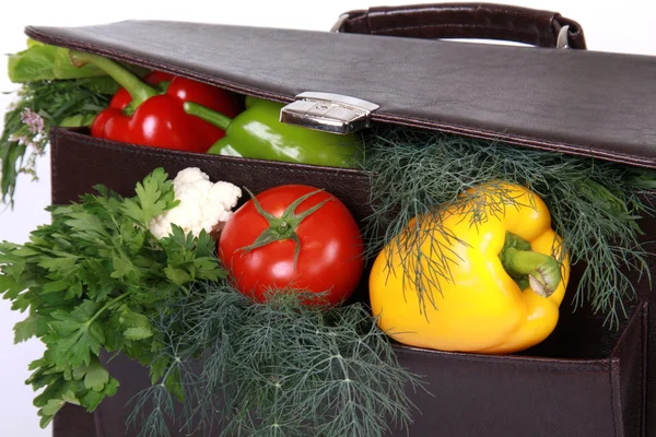 Olgun taze sebze ile kahverengi çanta — Stok fotoğraf