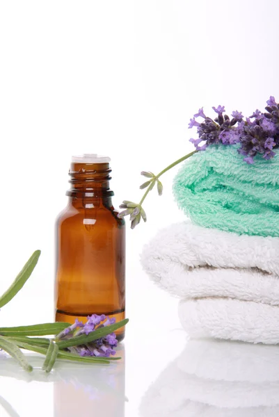 Aceite de aromaterapia y lavanda —  Fotos de Stock