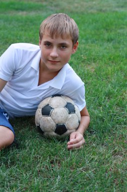 eski futbol topu ile çocuk