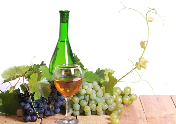 Состав белого вина и винограда — стоковое фото