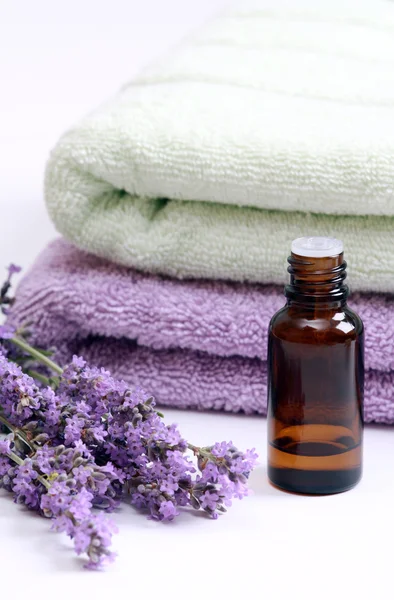 Aceite de aromaterapia y lavanda — Foto de Stock