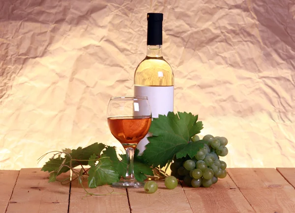 白色的葡萄酒和葡萄组成 — 图库照片