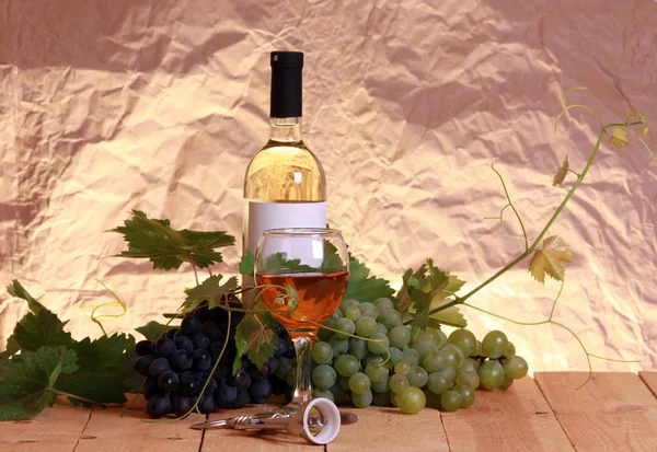 Composição de vinho branco e uvas — Fotografia de Stock