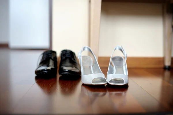 Van bruid en bruidegom schoenen — Stockfoto