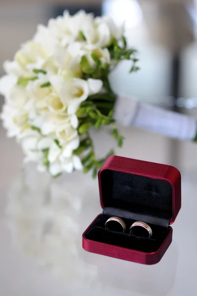 Snubní prsteny a květiny — Stock fotografie