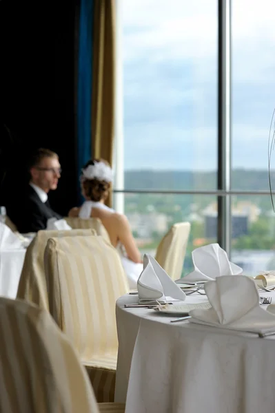 Bruid en bruidegom in het café — Stockfoto