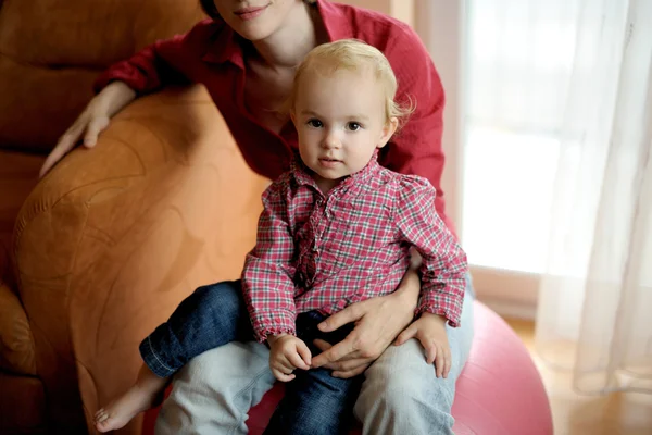 Bebê sentado nos joelhos da mãe — Fotografia de Stock