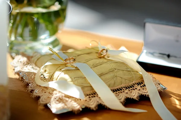 Свадебные кольца на подушке — стоковое фото