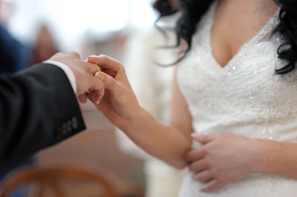 Mariée mettant la bague sur le doigt du marié — Photo