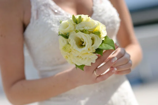 Mãos de noiva segurando buquê de casamento — Fotografia de Stock