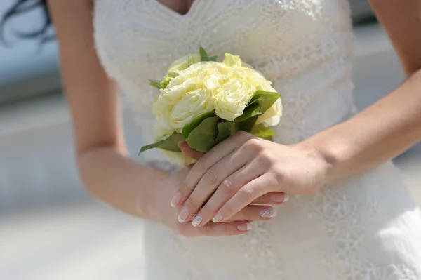 Bouquet da sposa in possesso di sposa — Foto Stock