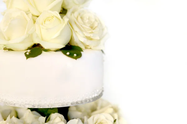 Witte cake met gele rozen — Stockfoto