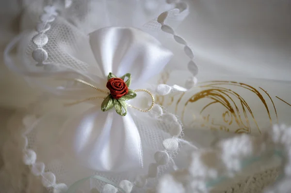 Beyaz ve kırmızı düğün süslemeleri — Stok fotoğraf