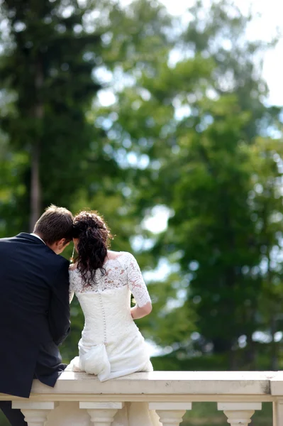 Bruden och brudgummen på balkongräcket — Stockfoto