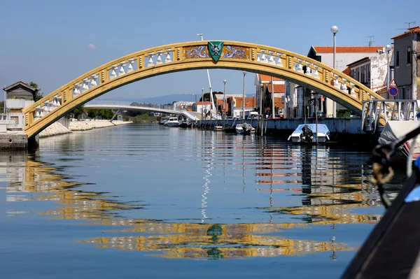 Puente viejo a través del canal —  Fotos de Stock