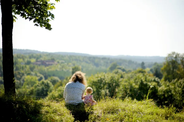 Little baby girl and her father on the edge of a — Stock Photo, Image