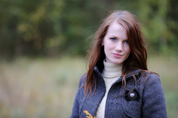 森林の美しい若い女性 — ストック写真
