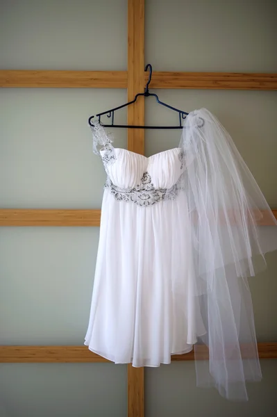 Suknia ślubna i welon — Zdjęcie stockowe
