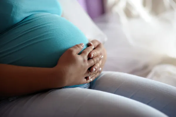 Pancia incinta della giovane madre — Foto Stock