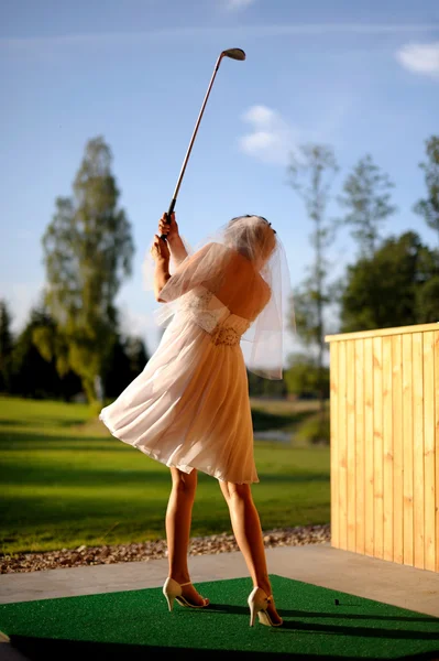 Sposa giocare a golf — Foto Stock