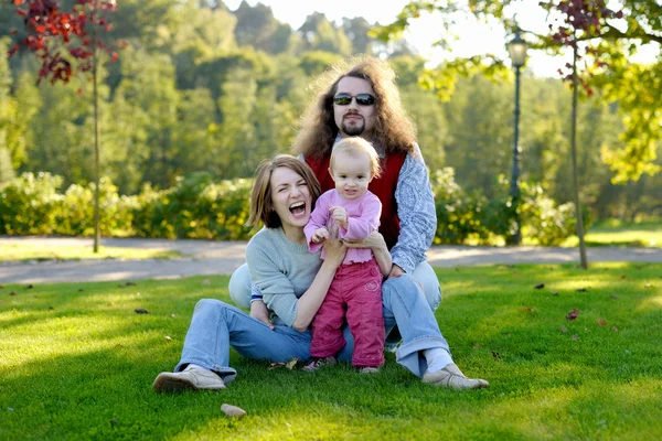 公園で若い家族 — ストック写真