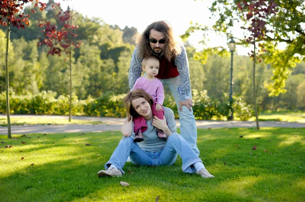 Ung familj i en park — Stockfoto