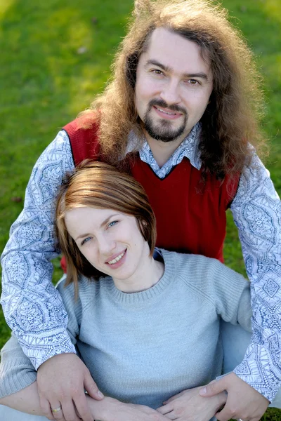 Jovem casal na grama — Fotografia de Stock