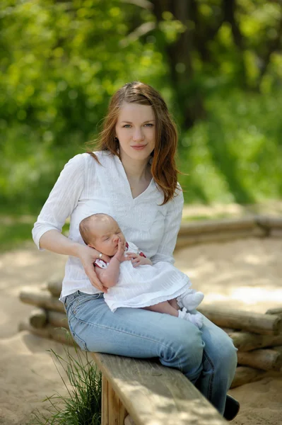 Jonge moeder en haar pasgeboren baby — Stockfoto