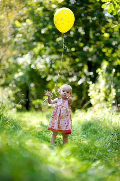 黄色のバルーンと小さな女の赤ちゃん — ストック写真