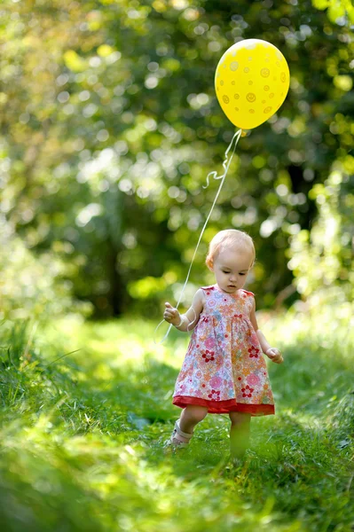 可爱的小女孩与一个黄色的气球 — 图库照片