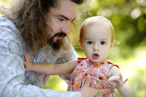 Jonge vader houdt van zijn meisje van de baby — Stockfoto