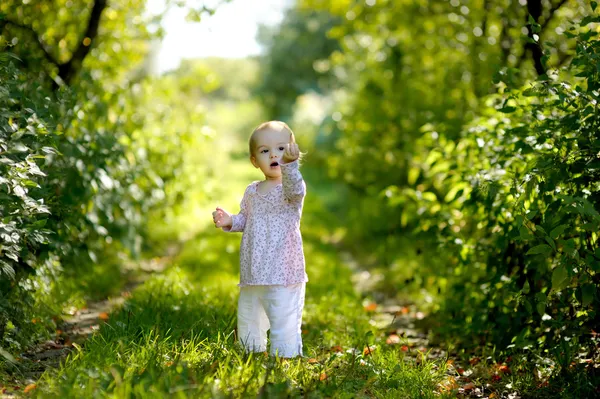 Pequeno bebê em uma floresta — Fotografia de Stock